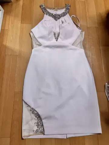화이트 비쥬 타이틀 드레스
