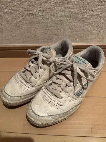 Reebok ClubC 크림 화이트 가죽 스니커즈