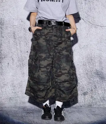 멀티 카모플라쥬 패턴 와이드 카고 크롭 팬츠