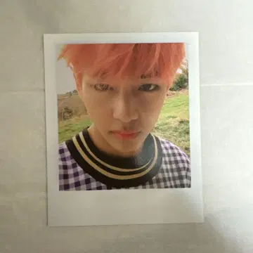 뷔 사인 포함 폴라로이드 사진