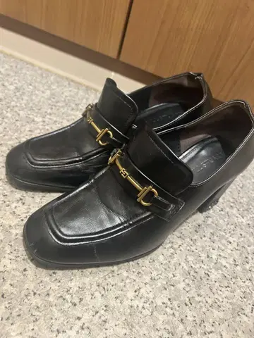 블랙 가죽 밴딩 로퍼 중간 힐
