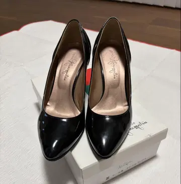 카네마츠 에나멜 블랙 펌프스
