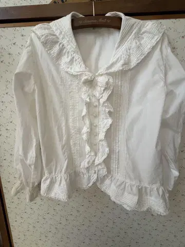 케티의 화이트 프릴 세일러 셔츠