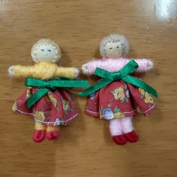 아주 작은 인형 브로치 2점