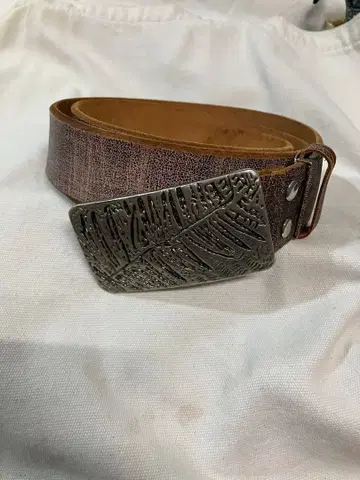 브라운 가죽 벨트 잎 무늬 버클