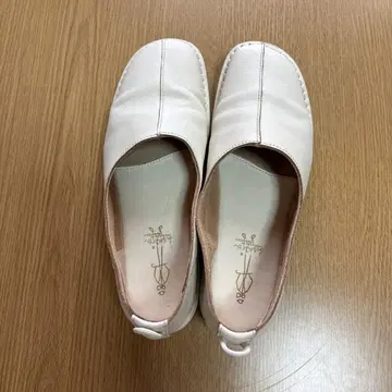 컨디션 최상! 키다리 아저씨 슬립온 23.5 천연 가죽 아이보리