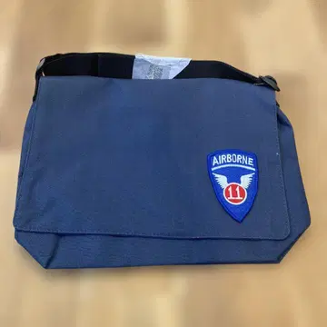 AIRBORNE 패치가 달린 네이비 숄더백