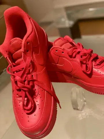 빨간색 가죽 Air Force 1 스니커즈