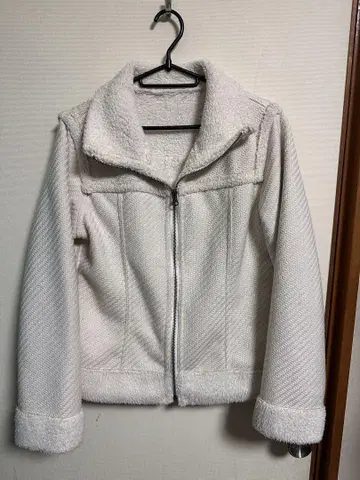 화이트 플리스 지퍼 달린 자켓