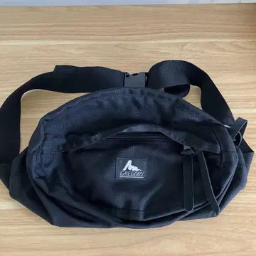 GREGORY 블랙 바디백