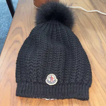 Moncler 폼폼 포함 블랙 니트 모자