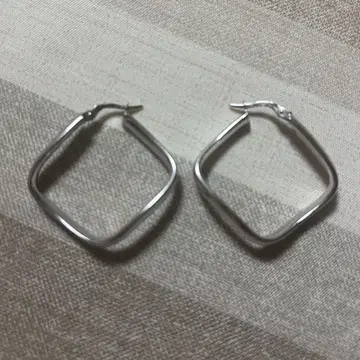 우노아레 750 귀걸이