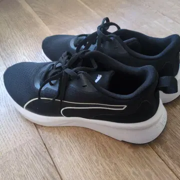 PUMA 블랙 스니커즈