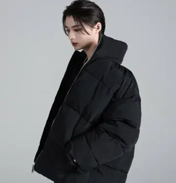 블랙 다운 자켓 박스 실루엣