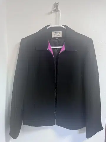 블랙 테일러드 자켓 핑크 악센트