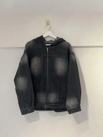 다크 그레이 후드 부착 데님 자켓