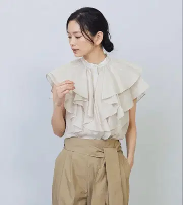 1er 프리미에 아롱디스망 프릴 달린 아이보리 슬리브리스 블라우스
