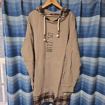 DS. CLUB 후드 부착 카키 후드티