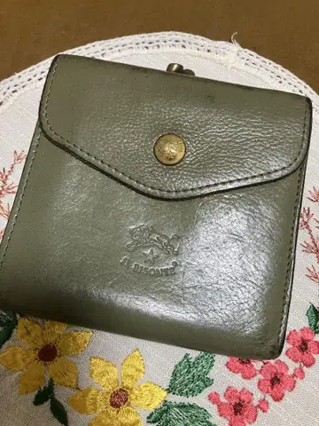 올리브 그린 가죽 접이식 지갑 일비종떼 IL BISONTE