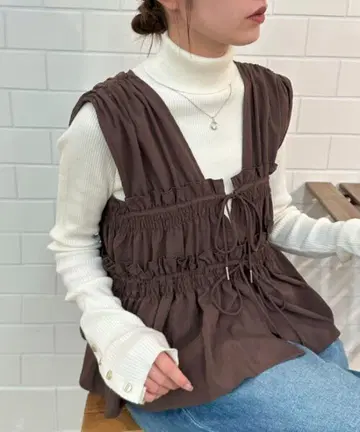 브라운 프릴 튜닉 슬리브리스