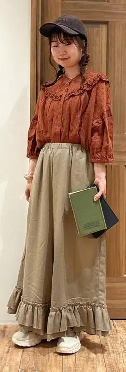 프릴 달린 베이지 캐주얼 팬츠