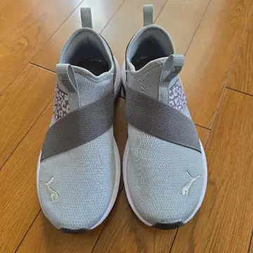PUMA 그레이 슬립온 스니커즈