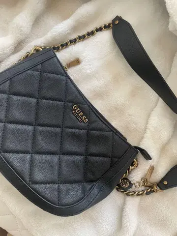 GUESS 블랙 숄더백