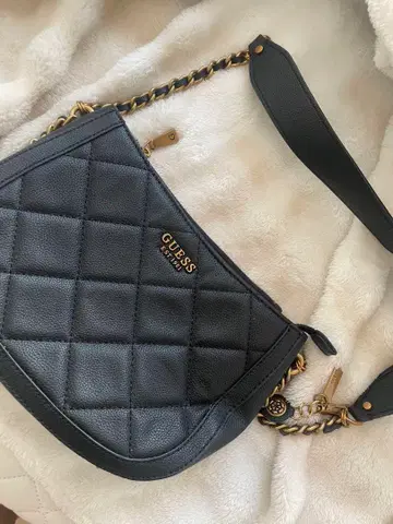 GUESS 블랙 숄더백