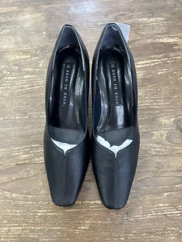 Nine West 배트맨 모티브 펌프스