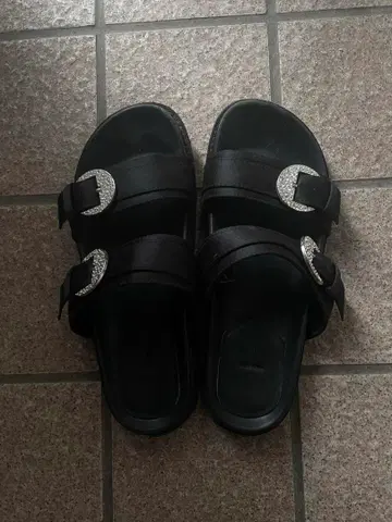 캐주얼 샌들 블랙 스팽글 버클 ZARA