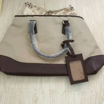 베이지와 브라운의 토트백