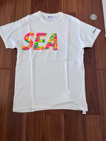 SEA WIND AND 컬러풀 티셔츠