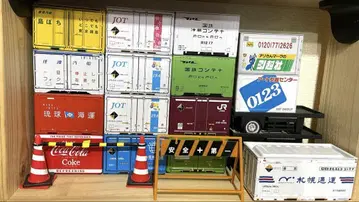 미니어처 트럭과 화물 컨테이너 세트