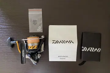 다이와 레브로스 2500 스피닝 릴과 덤