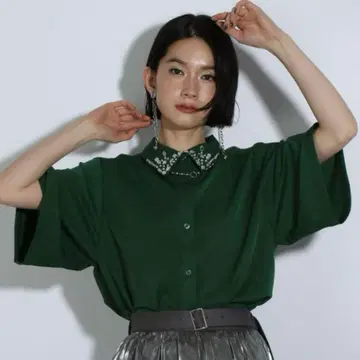 비쥬 장식 옷깃 그린 반팔 셔츠