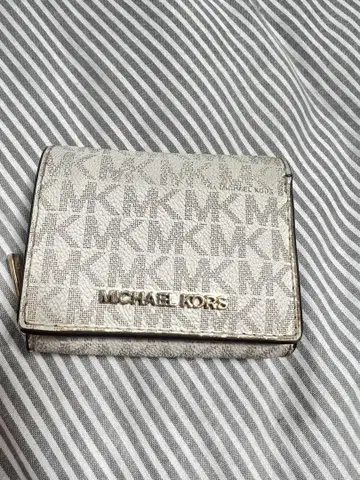 MICHAEL KORS 모노그램 3단 폴더형 지갑