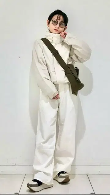 유니클로*드레이프 데님 턱 팬츠(화이트)