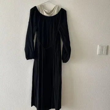 클라네 오프숄더 긴팔 롱 원피스 블랙