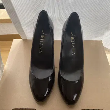 DIANA 블랙 에나멜 펌프스