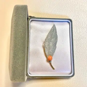 실버와 골드 잎 모양 브로치 약 6.7cm 무게 약 8.7g 케이스 포함