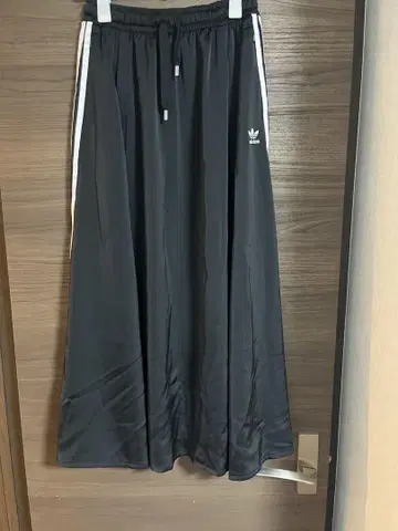adidas 블랙 롱 스커트 사이드 스트라이프