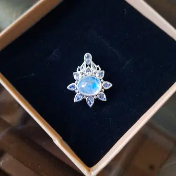 문스톤 펜던트 탑