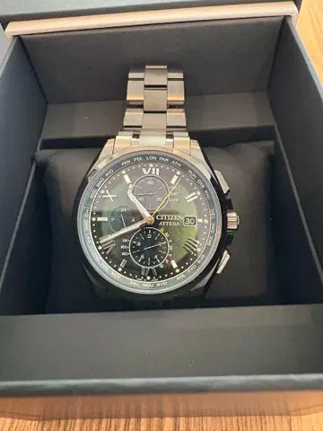 시티즌 아테사 라이트 인 블랙 그린 에디션