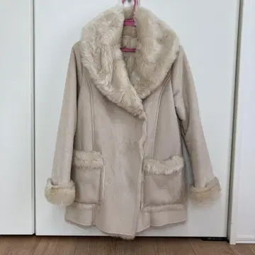 베이지 퍼 무스탕 코트