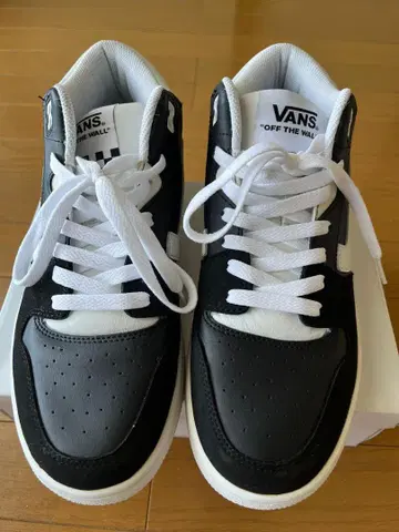 VANS V2202 가죽 스니커즈 블랙 x 화이트