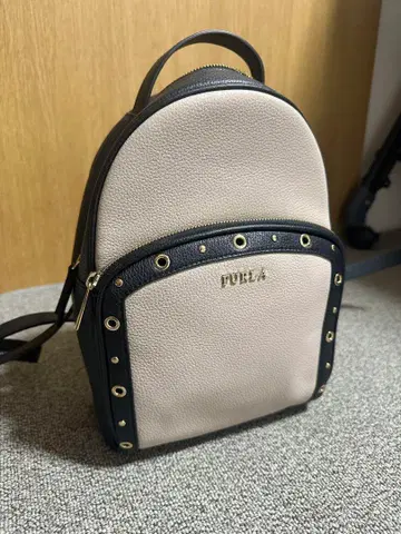 [가격 인하] 새상품급!! FURLA 스터드 장식 가죽 백팩