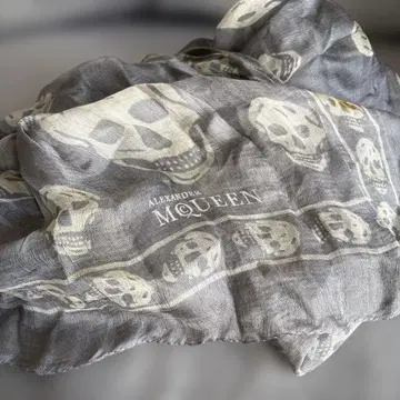 ALEXANDER MCQUEEN 스컬 프린트 스톨