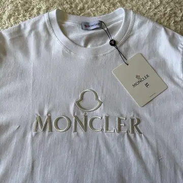 MONCLER 화이트 로고 자수 T셔츠 E