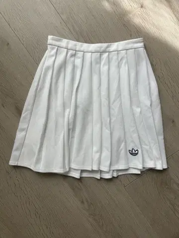 아디다스 화이트 플리츠 스커트
