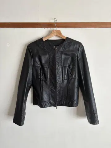 블랙 레더 자켓 (자수 디자인)